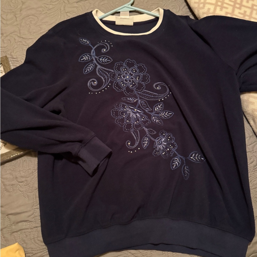Stylish Navy Sweatshirt with Floral Embroidery